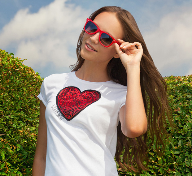 Для влюблённых: футболки с сердцем в