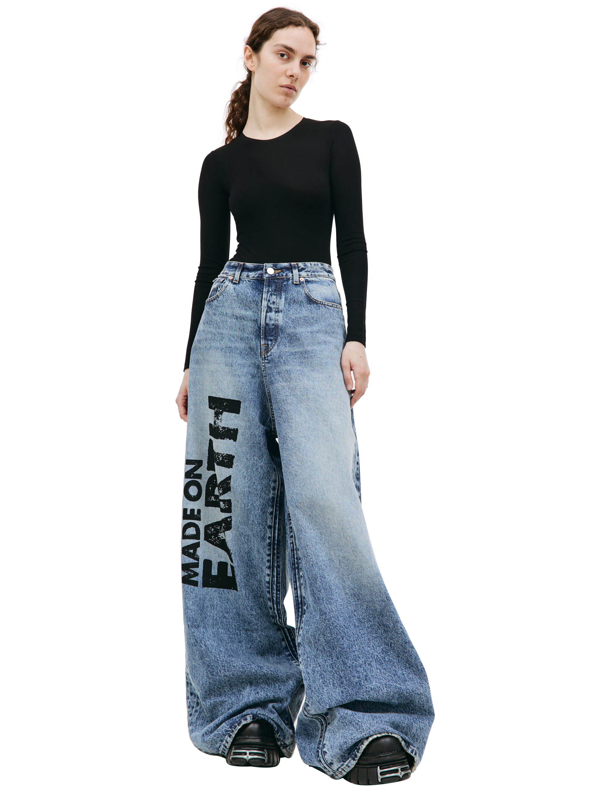 Где купить Широкие джинсы с принтом Made on earth Vetements 