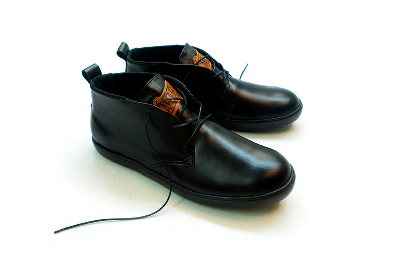 черные ботинки