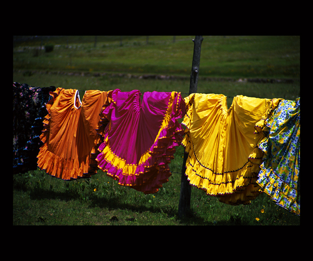 Долорес Дальхаус. Яркие наряды индианок рарамури. Мексика