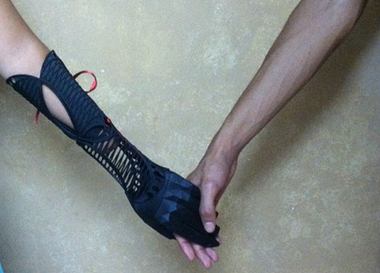 Студент сделал элегантный и функциональный протез руки на 3D-принтере для своей подруги 