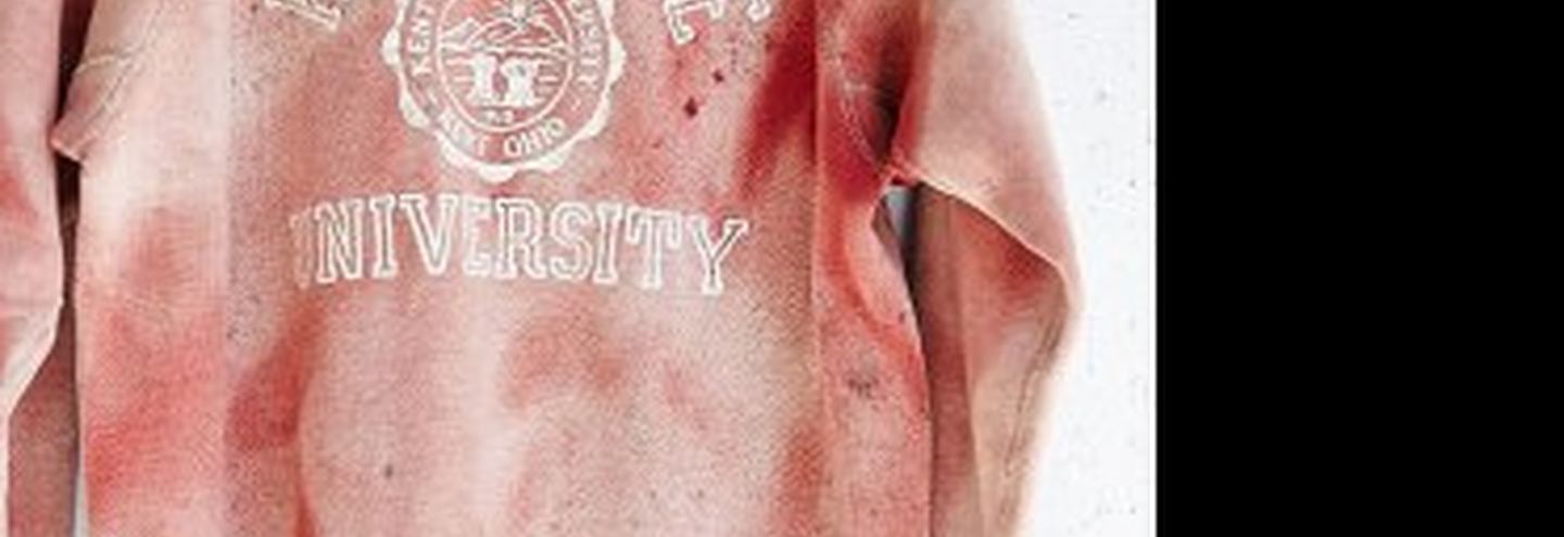 Urban Outfitters представил толстовку с брызгами крови