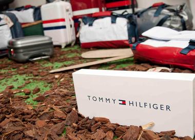  В магазинах Soho появилась весенне-летняя коллекция чемоданов марки Tommy Hilfiger