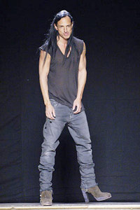 70%-ные скидки на Rick Owens в концептуальном магазине Cara&Co 70%-ные скидки на Rick Owens в концептуальном магазине Cara&Co