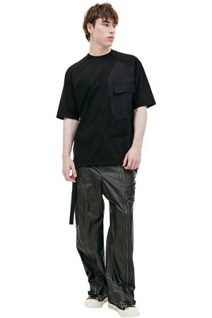 Черная футболка с накладным карманом