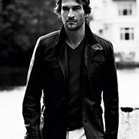 Diplomat дарит деньги 