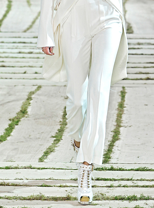 Белые брюки. Alexander McQueen ss 2011