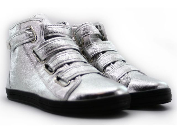 серебряные кроссовки