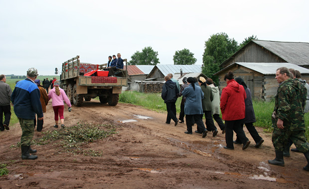Похоронная процессия в деревне. Фото: Дарья Туминас