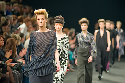 Дефиле на Неве. Апрель 2010. Фотографии показа коллекции Лилии Киселенко