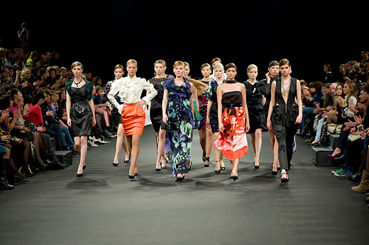 Дефиле на Неве 2010. Фотографии показа коллекции дизайнера Кати Андержановой