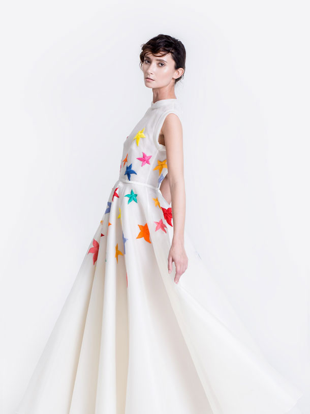 Шелковое платье с вышитыми вручную цветными звездами марки Cyrille Gassiline