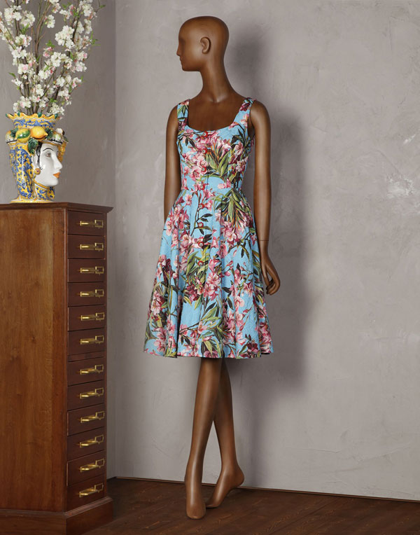 Платье с цветочным рисунком марки Dolce & Gabbana