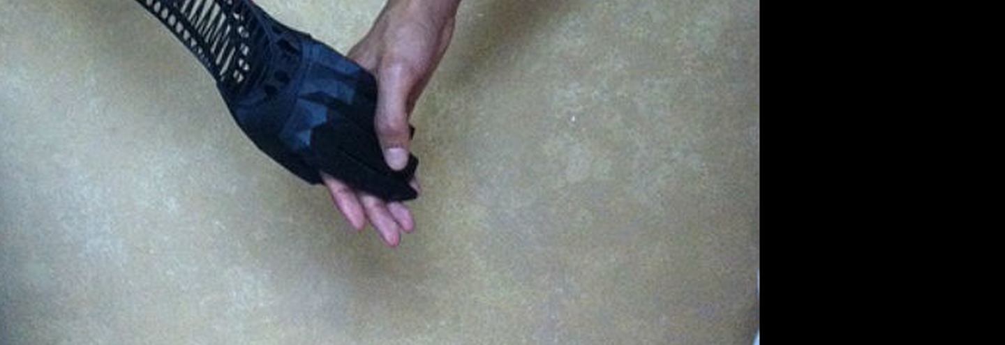 Студент сделал элегантный и функциональный протез руки на 3D-принтере для своей подруги 