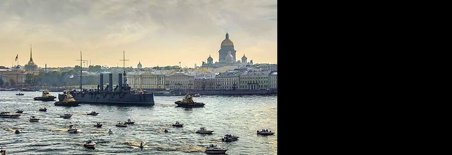 Дефиле Авроры по Неве