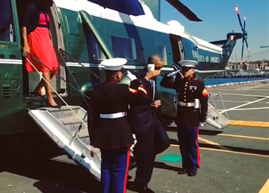  Обама отдал честь военным с латте в руке