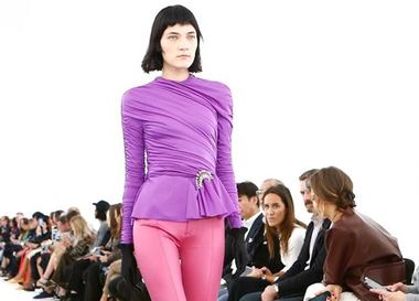 Видео: показ Balenciaga Весна/Лето 2017