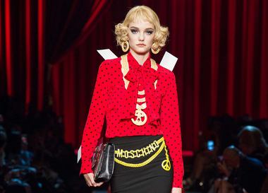 Видео: показ Moschino Весна/Лето 2017