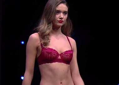 Видео: показ Simone Perele Весна/Лето 2017